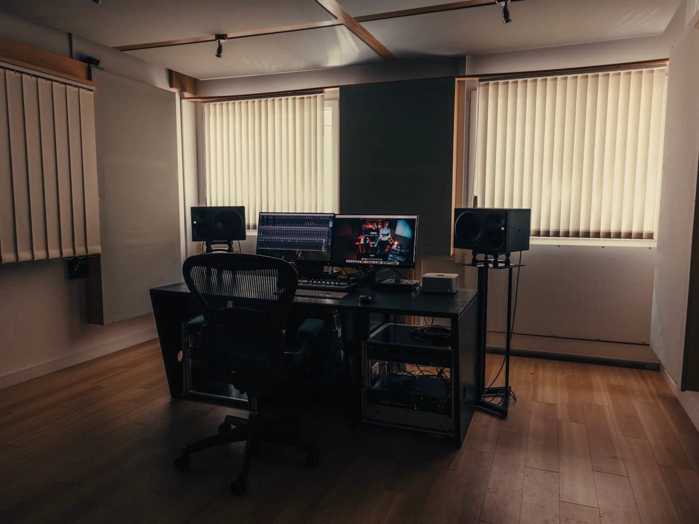 Tonherd Studio — mixing session in black and white