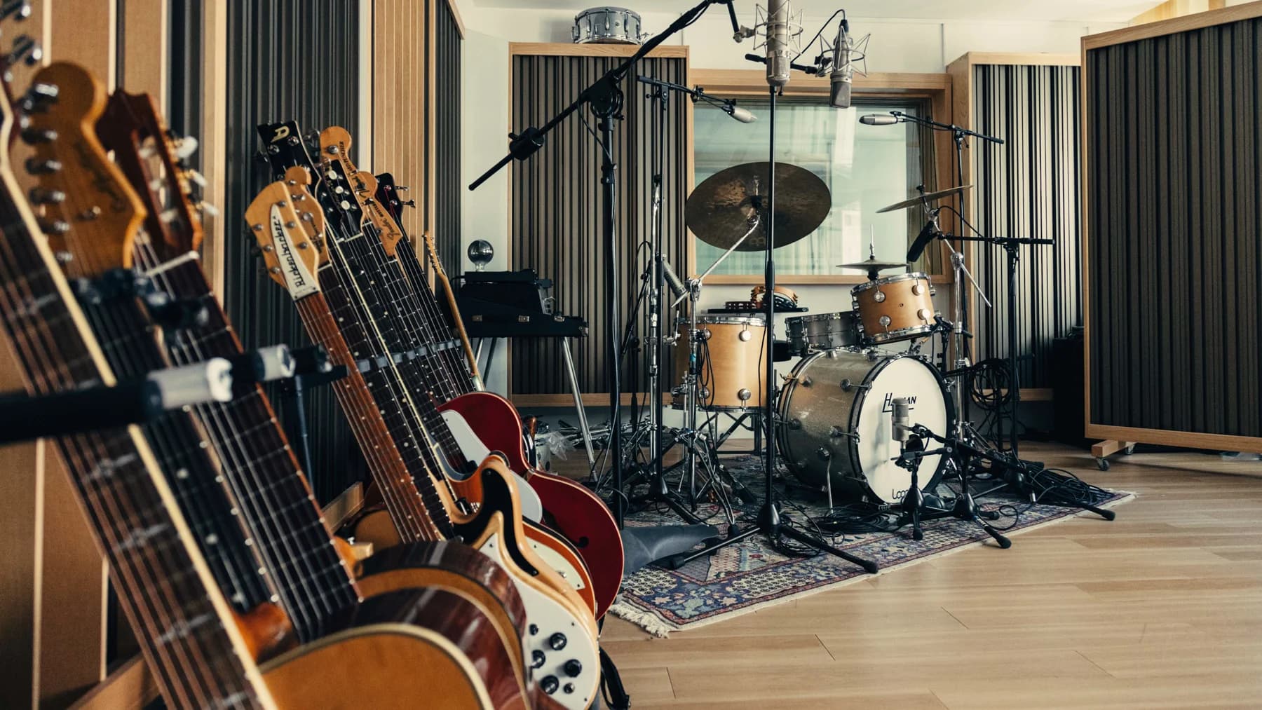 Tonherd Studio Wien — Recording-Raum mit Gitarren, Drumkit und analogem Outboard-Gear